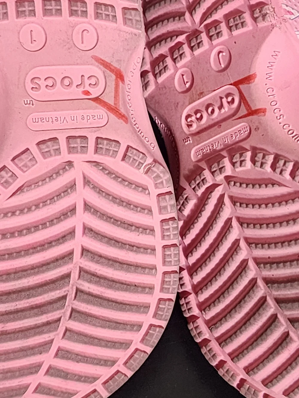 Crocs Sanrio Hello Kitty Pink Classic Clogs Youth J1
